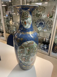 Un vase en porcelaine de Chine famille verte &agrave; fond bleu poudr&eacute; et un vase en famille rose, 19&egrave;me
